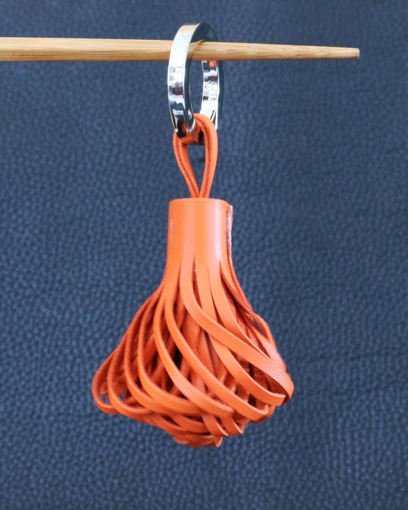 Pompon en cuir porte clef et accessoire de sac à main