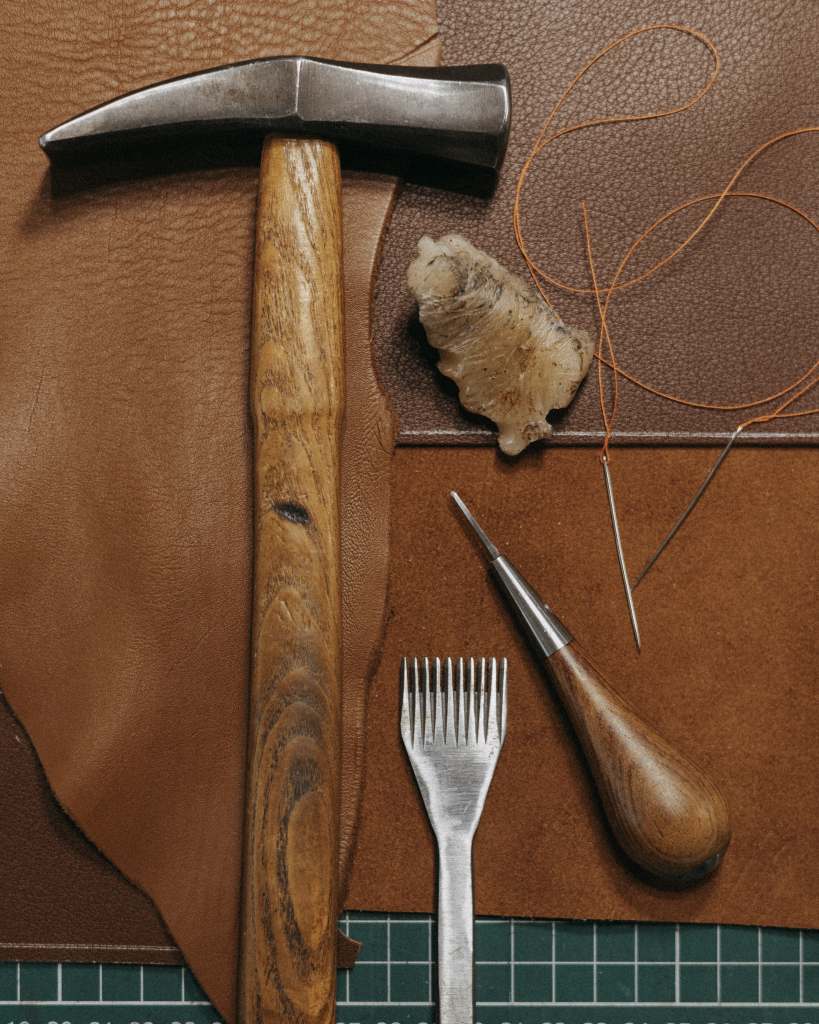 Comment fabriquer un portefeuille en cuir avec de l'outillage de sellier maroquinier, marteau rivoire harnacheur, griffes, aiguilles de sellier, alêne aux pinces, cire d'abeille