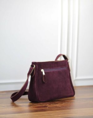 Sac en cuir velours aubergine Lily avec sa bandoulière