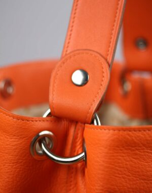 Sac seau en cuir orange avec une anse amovible