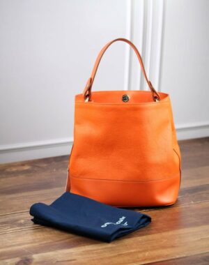 Sac seau en cuir orange et son sac à sac en tissu de rangement