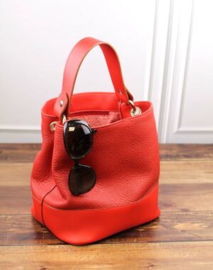 Sac seau rouge en cuir véritable