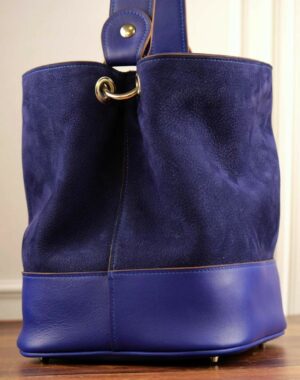 Sac seau bleu en cuir bi matière nubuck et lisse